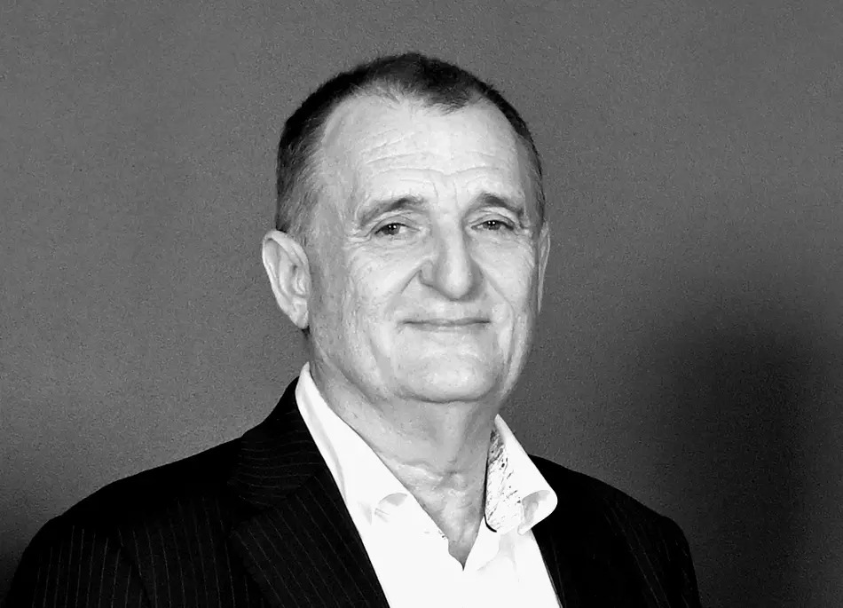  headshots andrew-helmers-bw-950px-x-685px